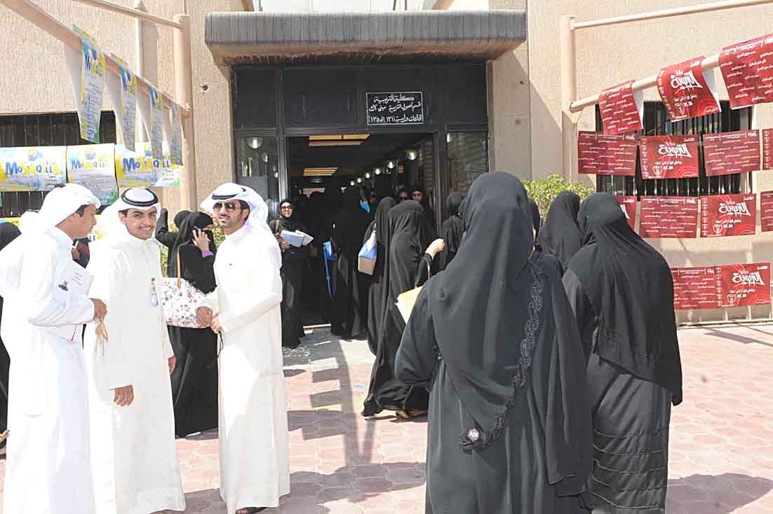 حشود أمام لجان الاقتراع