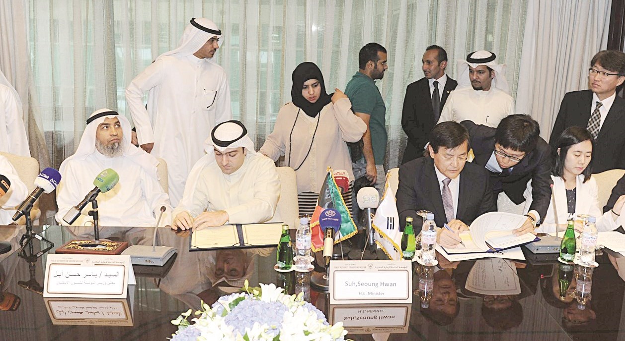 أبل والوزير الكوري يتبادلان مذكرة التفاهم الموقعة بين الجانبين