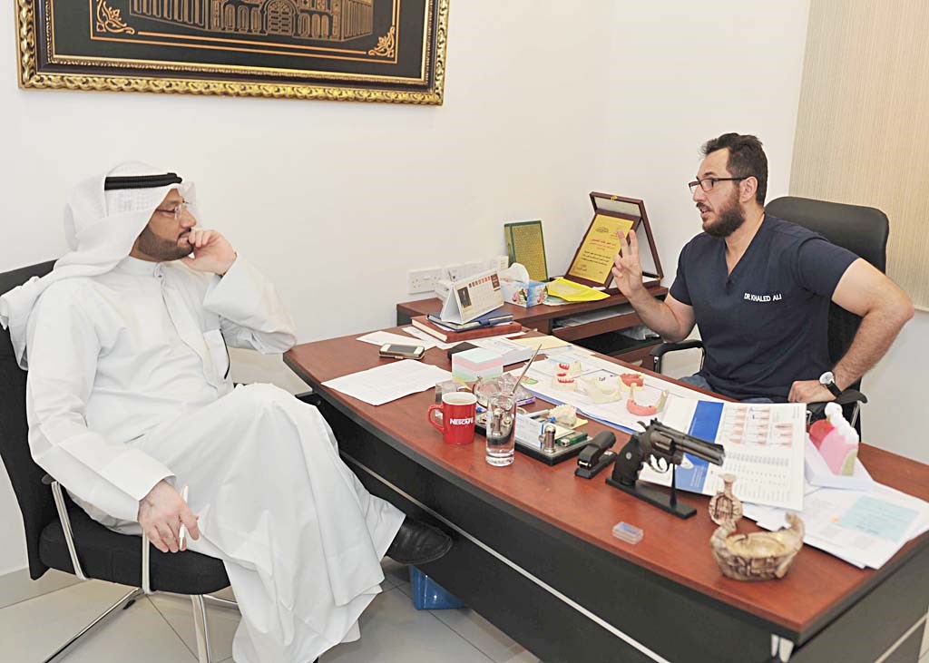 علي يتحدث للزميل ناصر الفرحان