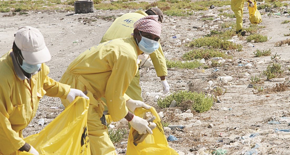 عمال البلدية يجمعون المخلفات
