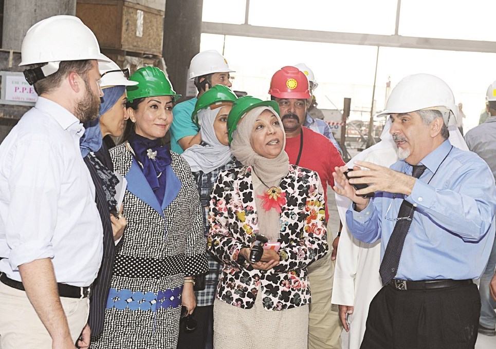 الوكيلة تستمع إلى شرح لطبيعة العمل