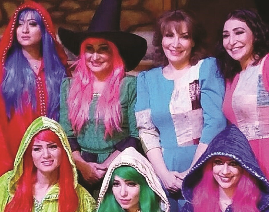 مع فريق عمل المسرحية