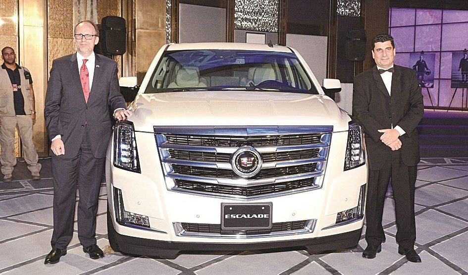 دوغلاس سليمان وفريد عنبتاوي لحظة الكشف عن السيارة