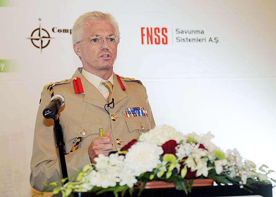 ممثل الجيش الأميركي ملقيا كلمته