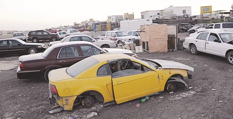 من يملك هذه السيارات المهملة ؟!