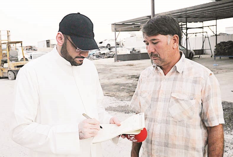 الزميل ناصر الفرحان مستمعاً لاحد العمال