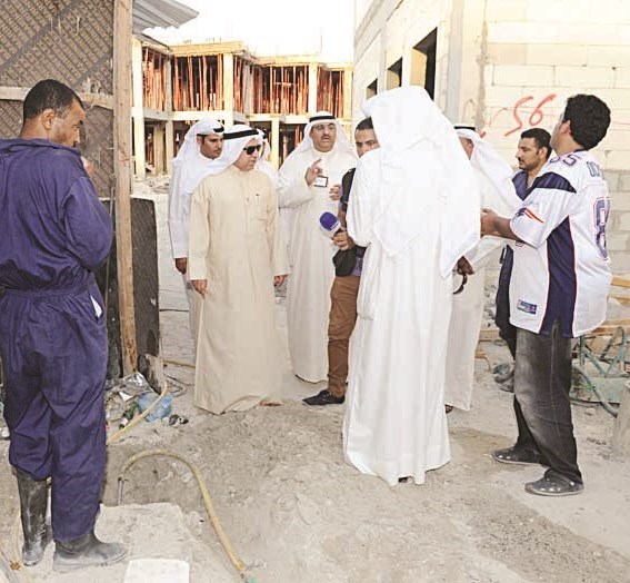 بوشهري متحدثا للصحافيين