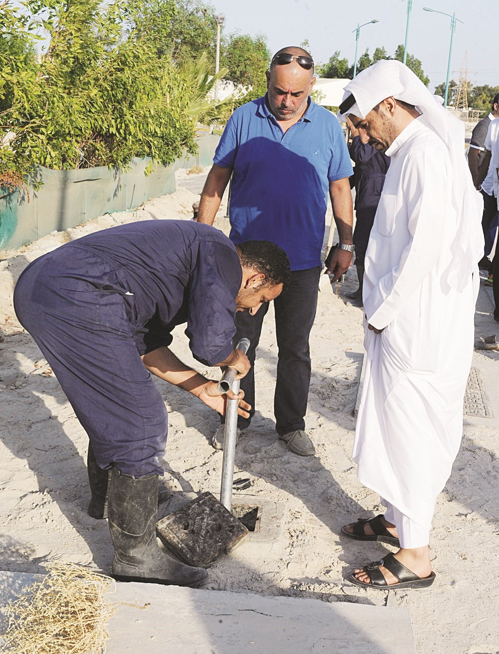 إزاحة التراب عن بعض التوصيلات المخبأة (تصوير: زكريا عطية)