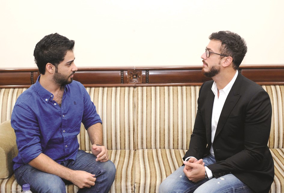 متحدثاً إلى الزميل علاء محمود (تصوير زكريا عطية - نايف العقلة)