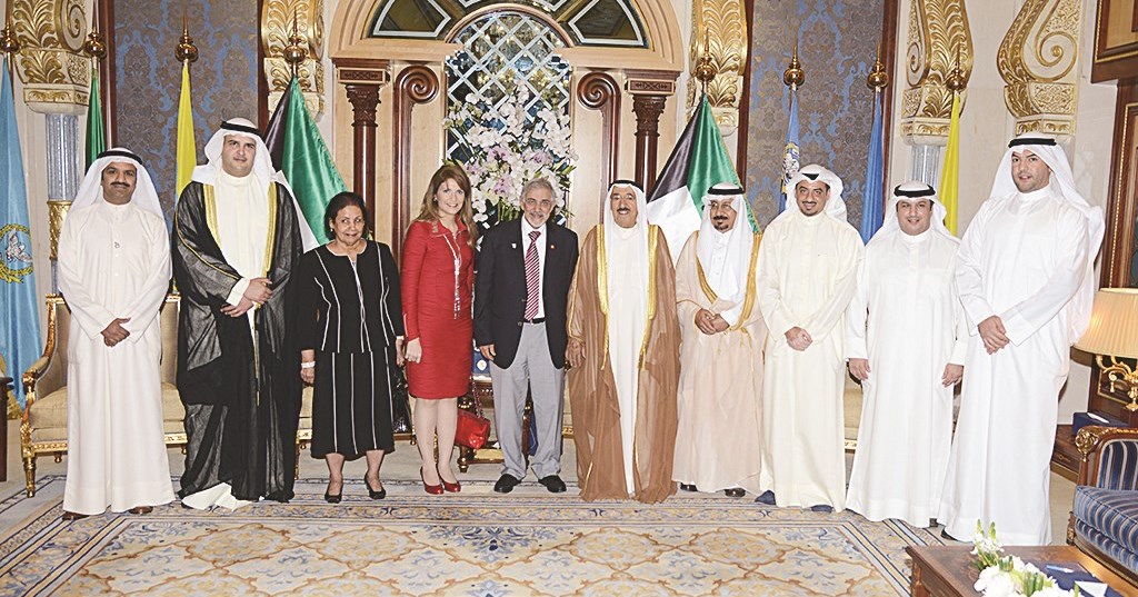 الأمير متوسطا أعضاء جمعية الهلال الأحمر ووفد المنظمة العربية للهلال والصليب الأحمر