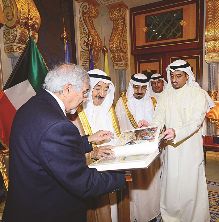 .. ويطلع على ألبوم صور لنشاط جمعية الهلال الأحمر