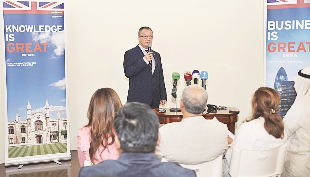 السفير البريطاني يتحدث للصحافيين