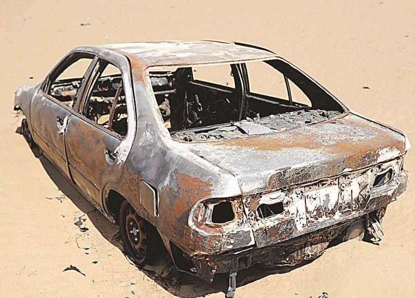 سيارة محروقة على قارعة الطريق
