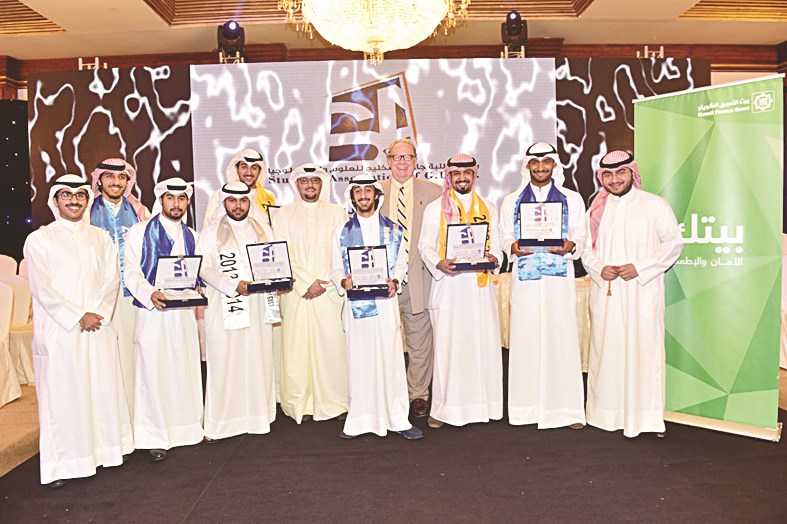 u0645u0645u062bu0644u0648 u00abu0628u064au062au0643u00bb u0645u0639 u0627u0644u062eu0631u064au062cu064au0646 u0641u064a u062cu0627u0645u0639u0629 u0627u0644u062eu0644u064au062c