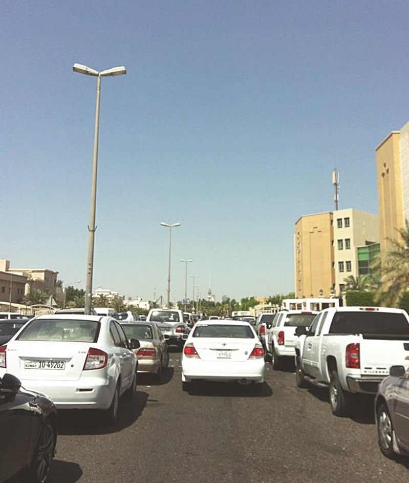 ازدحام سيارات الطلبة خارج الكلية