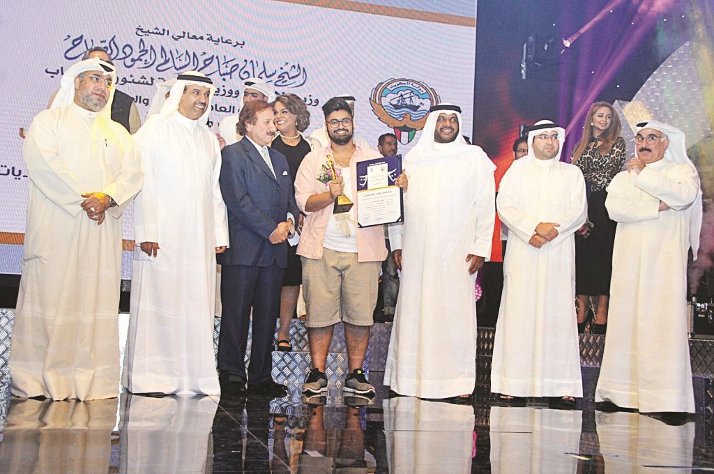 عمر الظفيري وأفضل «ديكور مسرحي»