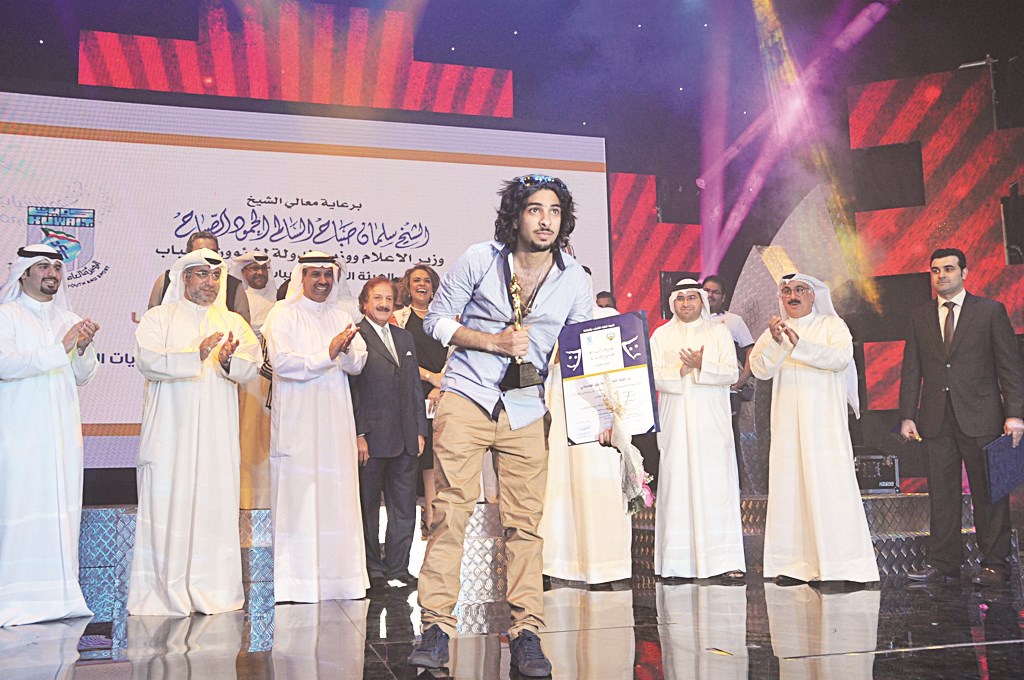 علي بدر الحاصل على «أفضل عرض متكامل» و«أفضل مخرج»  (تصوير أسعد عبد الله)