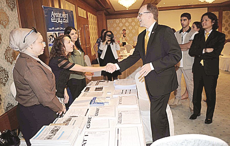 u0633u064au0644u064au0645u0627u0646 u0645u0635u0627u0641u062du0627u064b u0625u062du062fu0649 u0627u0644u0645u0634u0627u0631u0643u0627u062a u0641u064a u0627u0644u0645u0639u0631u0636 u0627u0644u0637u0644u0627u0628u064a (u062au0635u0648u064au0631 u0637u0627u0631u0642 u0639u0632u0627u0644u062fu064au0646)