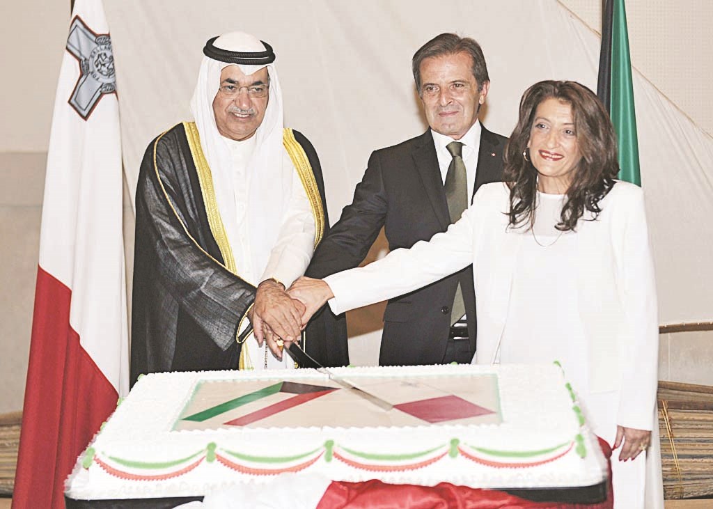 المدعج والسفير المالطي وحرمه يقطعون قالب الحلوى