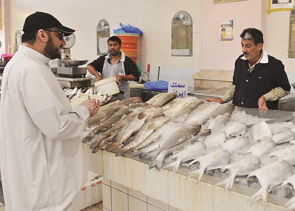 الزميل ناصر الفرحان يحاور أحد الباعة