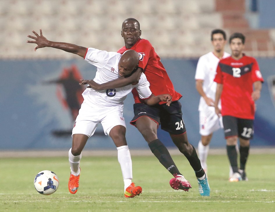 محترف خيطان رافايل باستوس يحاول منع محترف الكويت دوس ماكيليلي من التقدم