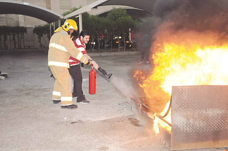 تدريب عملي على استخدام مطفأة