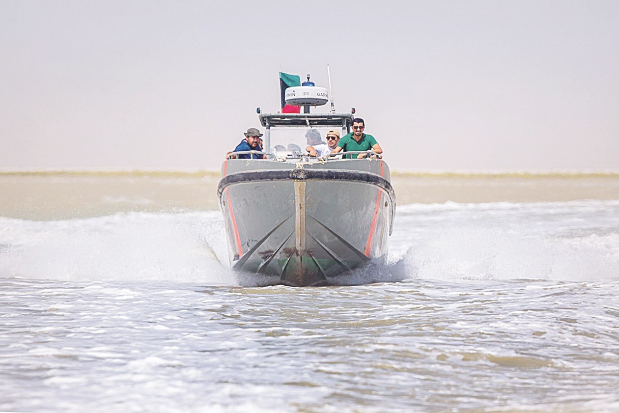 الوفد الاسباني على متن طراد خفر السواحل