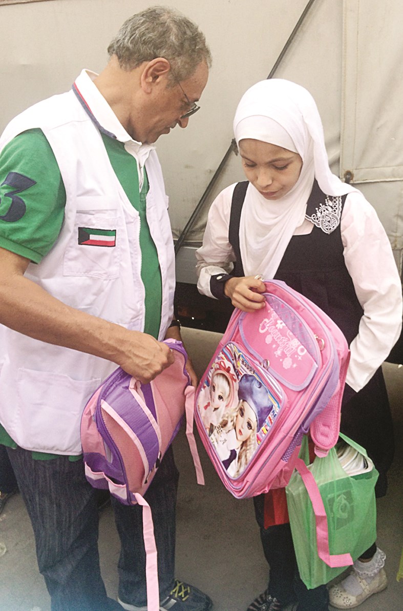 طالبة من غزة تتسلم حقيبتها