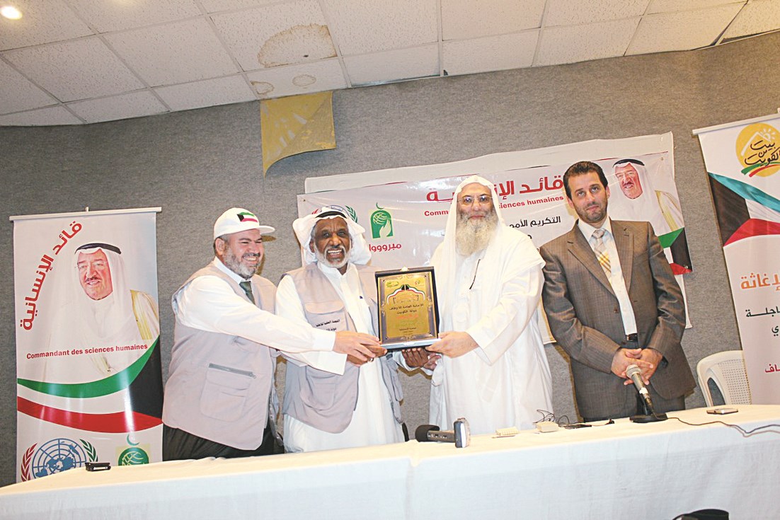 الداعية حجازي يقدم الدرع التكريمية لـ الشمروح