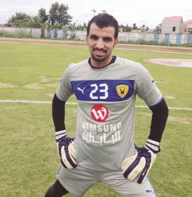 الحارس أحمد الفضلي وتبدو أرضية الملعب السيئة