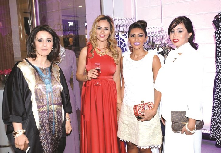 مصممة الأزياء لندا الصوفي تتوسط غنيمة النصف وسبيكة الراشد ومنال المناع