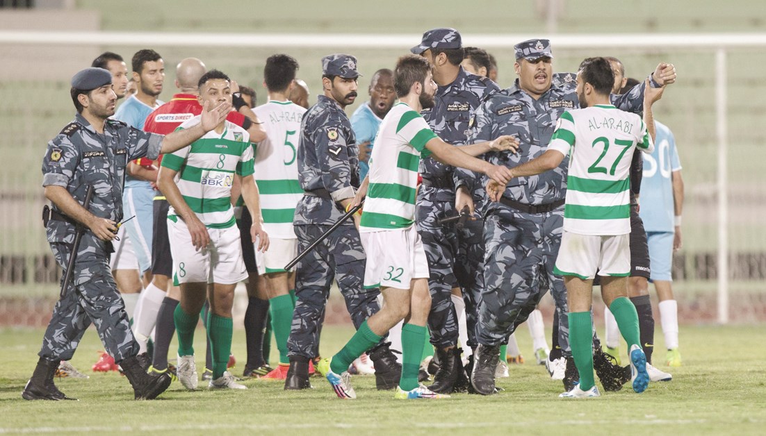 القوات الخاصة تفض الاشتباك بين اللاعبين