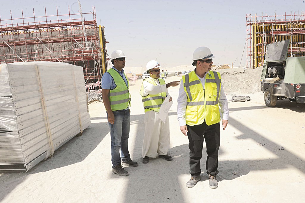 قاسم وبيفن والزميل العلاس في جولة داخل المشروع