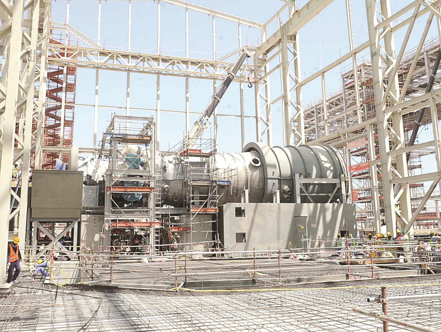 التوربين الأول من محطة الزور بعد تركيبه على قواعده (تصوير: جلال معوض)