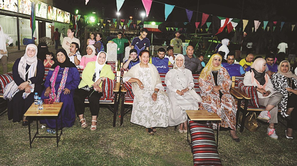 العبد الله وبعض الضيفات تتابعن فقرات الحفل