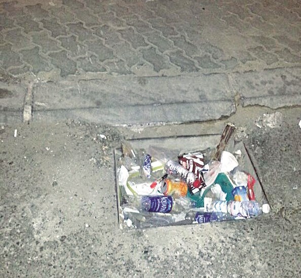 منهول ممتلئ بالنفايات‏?