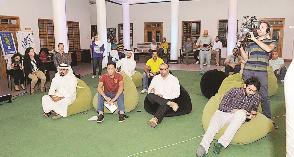 الحضور يتابعون وقائع الجلسة