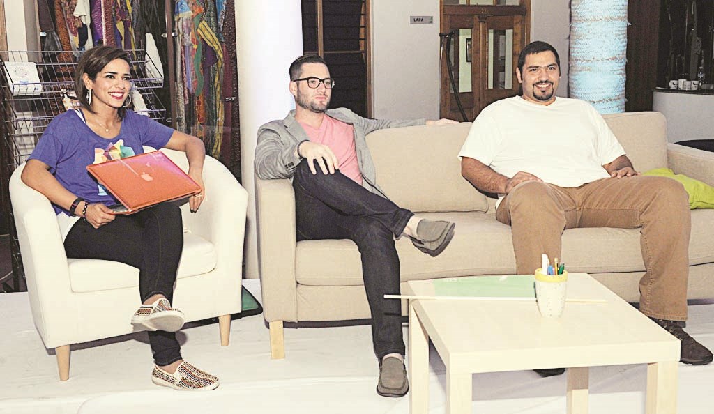 الديحاني وستلزمان وهند الناهض خلال الجلسة الحوارية  (تصوير نايف العقلة)