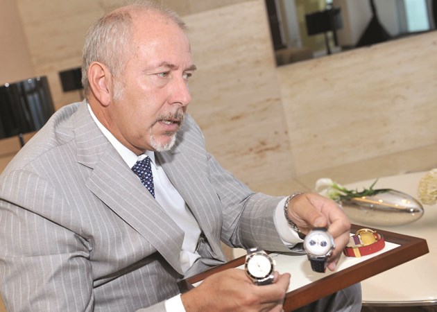 يقدم شرحاً عن مجموعة الساعات الجديدة