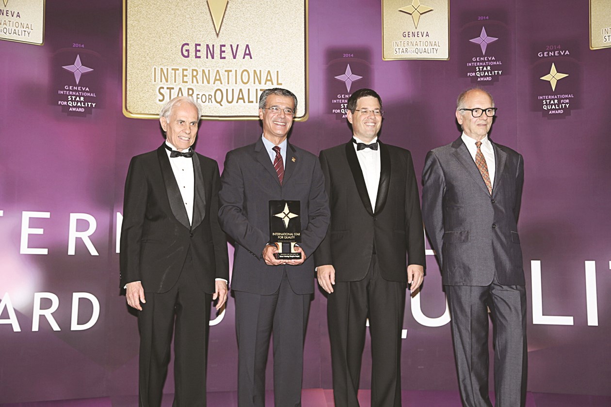 u0625u0628u0631u0627u0647u064au0645 u0645u062au0633u0644u0645u0627u064b u0627u0644u062cu0627u0626u0632u0629 u062eu0644u0627u0644 u0627u0644u062du0641u0644