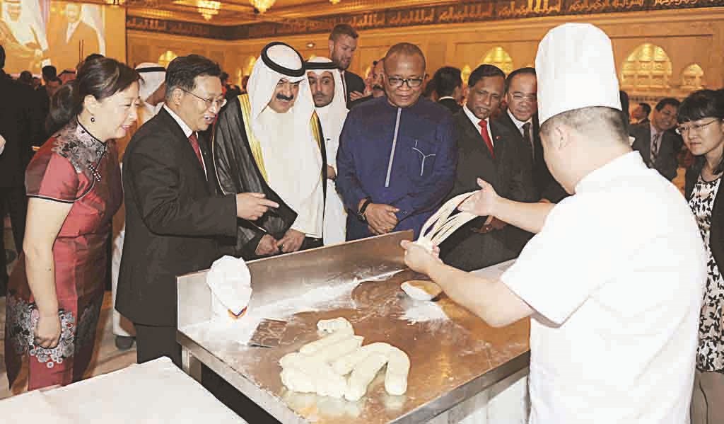 صانع الفطائر يستعرض مهاراته أمام الجارالله وعدد من الديبلوماسيين