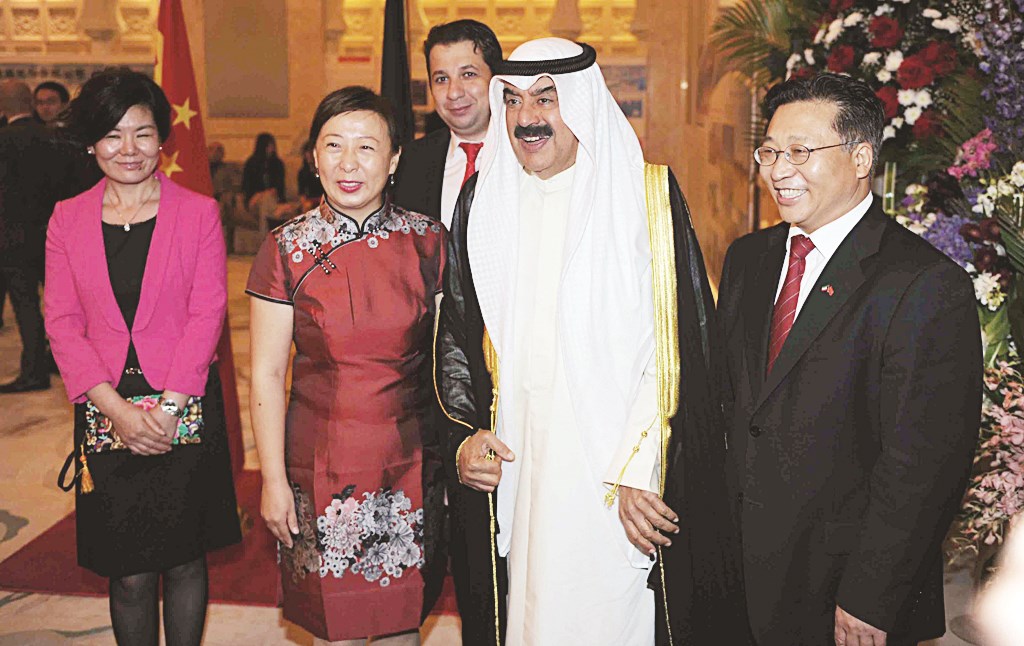 ... ومتوسطا السفير الصيني وزوجته