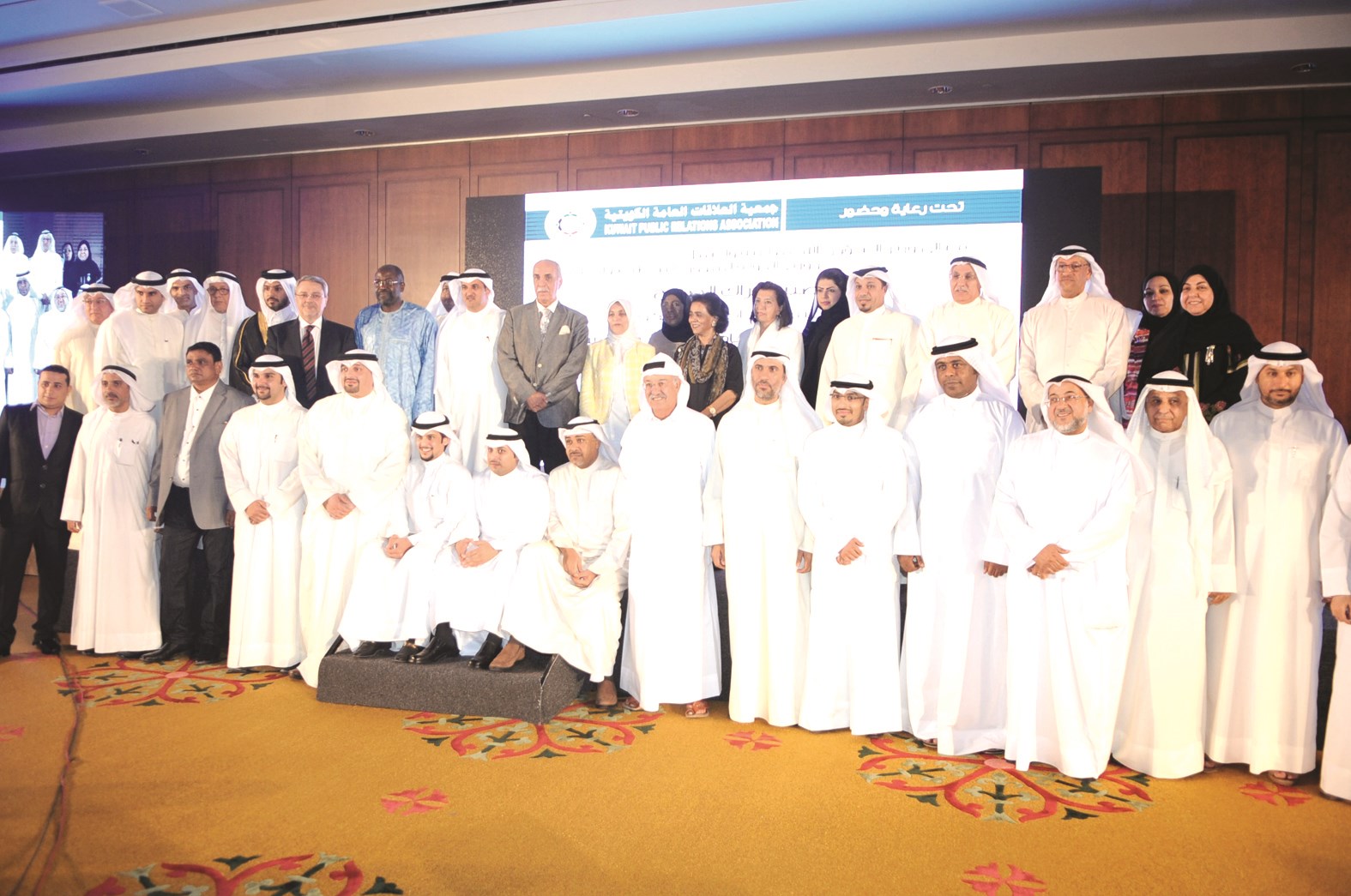 الصبيح تتوسط رؤساء وأعضاء جمعيات النفع العام (تصوير: كرم ذياب)