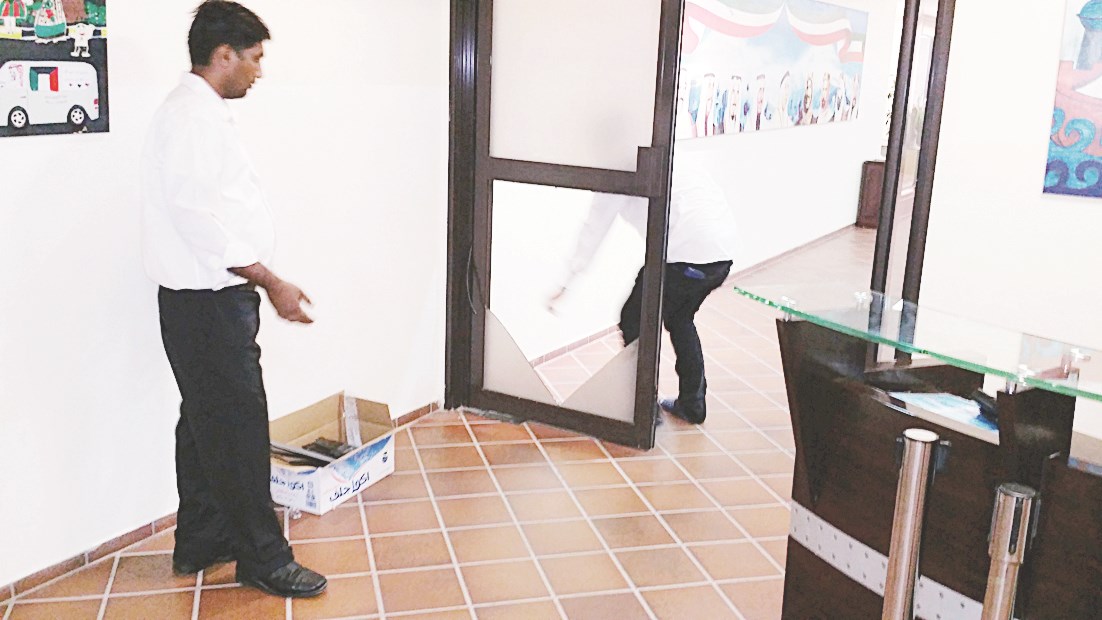 آثار الاقتحام على البوابة