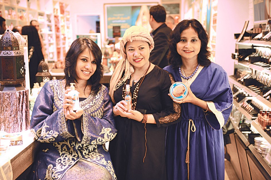 يعرضن عدداً من المنتجات