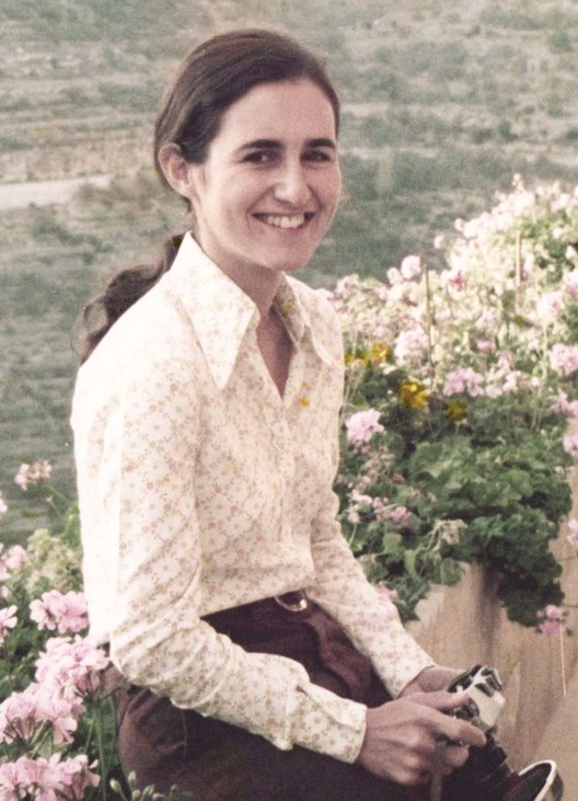 رولا سعادة في صورة لها وهي شابة خلال عملها مع «وكالة الصحافة الفرنسية»