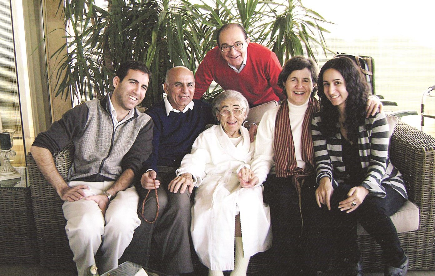 أشرف غني وزوجته وابنتهما مريم وابنهما طارق مع والدة رولا وشقيقها خلال زيارة للبنان