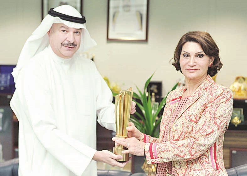 u0628u0648 u0631u0628u064au0639 u062au062au0633u0644u0645 u0645u0646 u0627u0644u0633u0631u064au0639 u062cu0627u0626u0632u0629 u0627u0644u0642u0645u0629 u0627u0644u0639u0627u0644u0645u064au0629 (u062au0635u0648u064au0631 u0633u0639u062f u0647u0646u062fu0627u0648u064a)