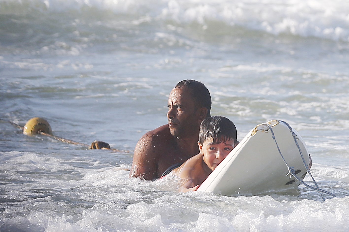 u0645u0639 u0627u0646u0642u0637u0627u0639 u0627u0644u0643u0647u0631u0628u0627u0621 u0639u0644u0649 u0627u062cu0632u0627u0621 u0648u0627u0633u0639u0629 u0645u0646 u0645u0635u0631 u062eu0631u062c u0643u062bu064au0631u0648u0646 u0637u0644u0628u0627 u0644u0644u0628u0631u0648u062fu0629. u0648u0641u064a u0627u0644u0627u0633u0643u0646u062fu0631u064au0629 u0648u062cu062fu0648u0647u0627 u0641u064a u0645u064au0627u0647 u0627u0644u0628u062du0631 u0643u0645u0627 u064au0641u0639u0644 u0647u0630u0627 u0627u0644u0645u0646u0642u0630 u0627u0644u0630u064a u064au0633u0628u062d u0645u0639 u0648u0644u062f u0639u0644u0649 u0634u0627u0637u0626 u0627u0644u0628u062du0631 u0627u0644u0645u062au0648u0633u0637  (u0631u0648u064au062au0631u0632)