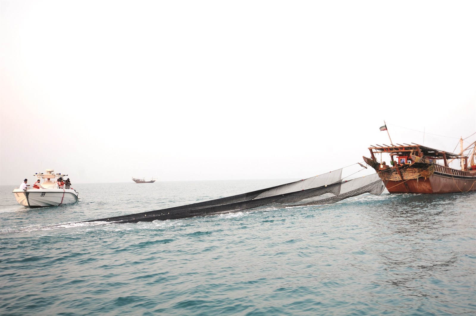 لنج للصيد بالجر الخلفي